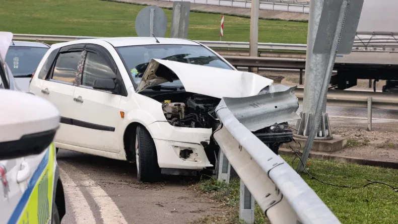 Bariyerlere çarpan otomobilin sürücüsü yaralandı