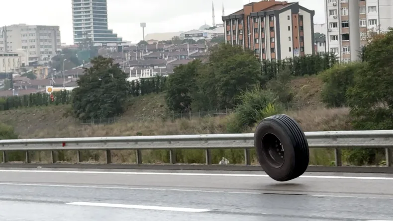 Başakşehir'de otoyolda kopan TIR lastiği tehlike yarattı