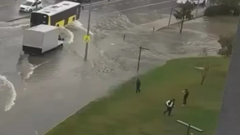 Başakşehir'de sağanak sonrası oluşan su birikintisine olta attı