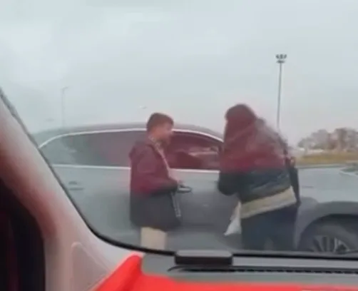Başakşehir’de trafikte tartışan 2 sürücü kamerada
