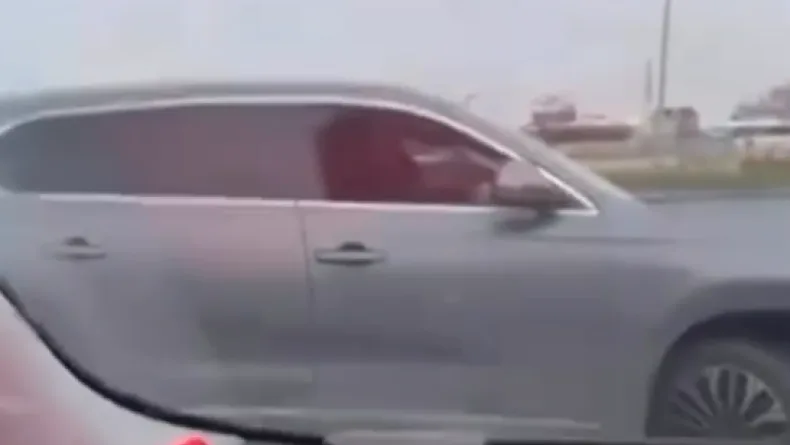 Başakşehir’de trafikte tartışan 2 sürücü kamerada
