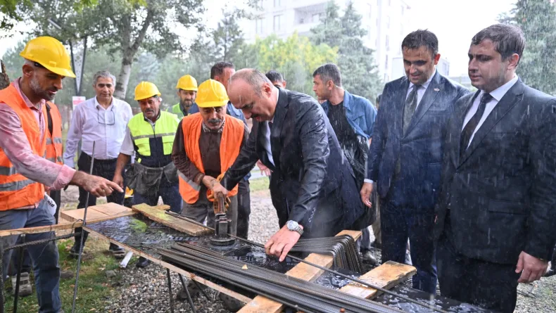 Batman Valisi, sağanak altında çivi çakma törenine katıldı