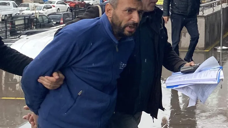 Bayrağı çöpe attı, 'vatan hainleri' diye paylaşım yaptı (2)