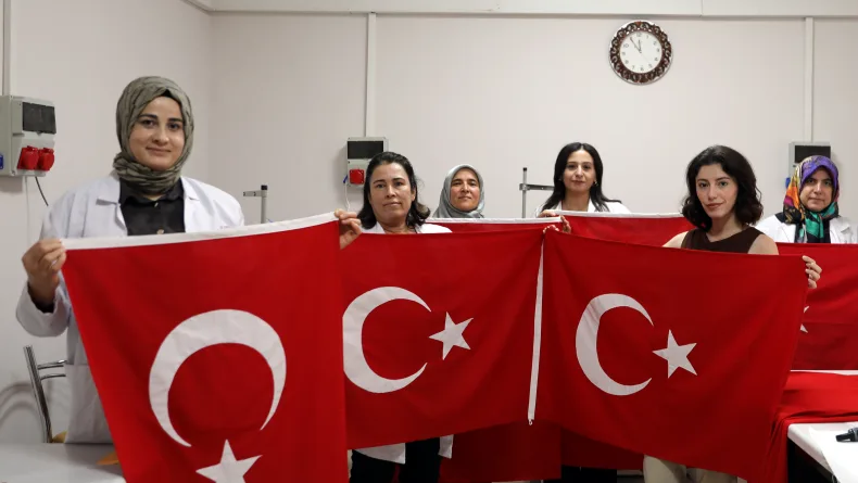 Bayrak sevgisini el emeğiyle yaşatıyorlar