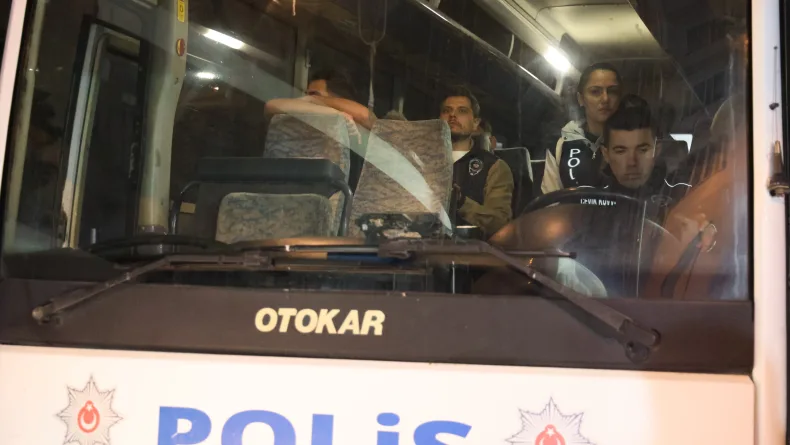 Bayraklı Belediyesi'ne yönelik operasyonda gözaltına alınan 43 şüpheli adliyede