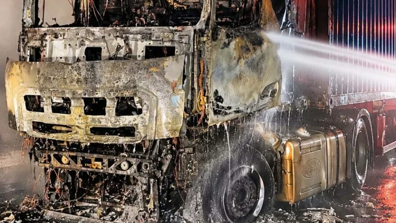 Bayraklı Tünelleri'nde TIR yangını