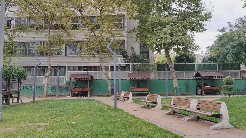 Bayrampaşa'da polisten kaçan 2 şüpheli yanlarında bulunan tabancayı çocuklara saklattı