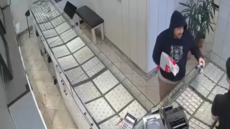 Bayrampaşa'da şemsiyeye tabanca süsü verdi,  kuyumcu soydu; bilezikler imitasyon çıktı