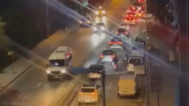 Bayrampaşa'da yol çöktü; mahsur kalanlar var -1