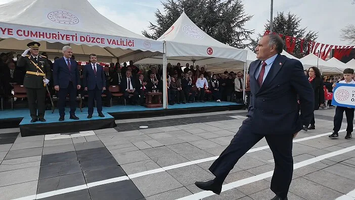 Beden eğitimi öğretmeninin tören yürüyüşü alkış topladı