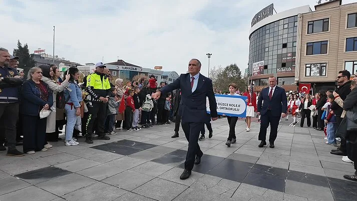 Beden eğitimi öğretmeninin tören yürüyüşü alkış topladı