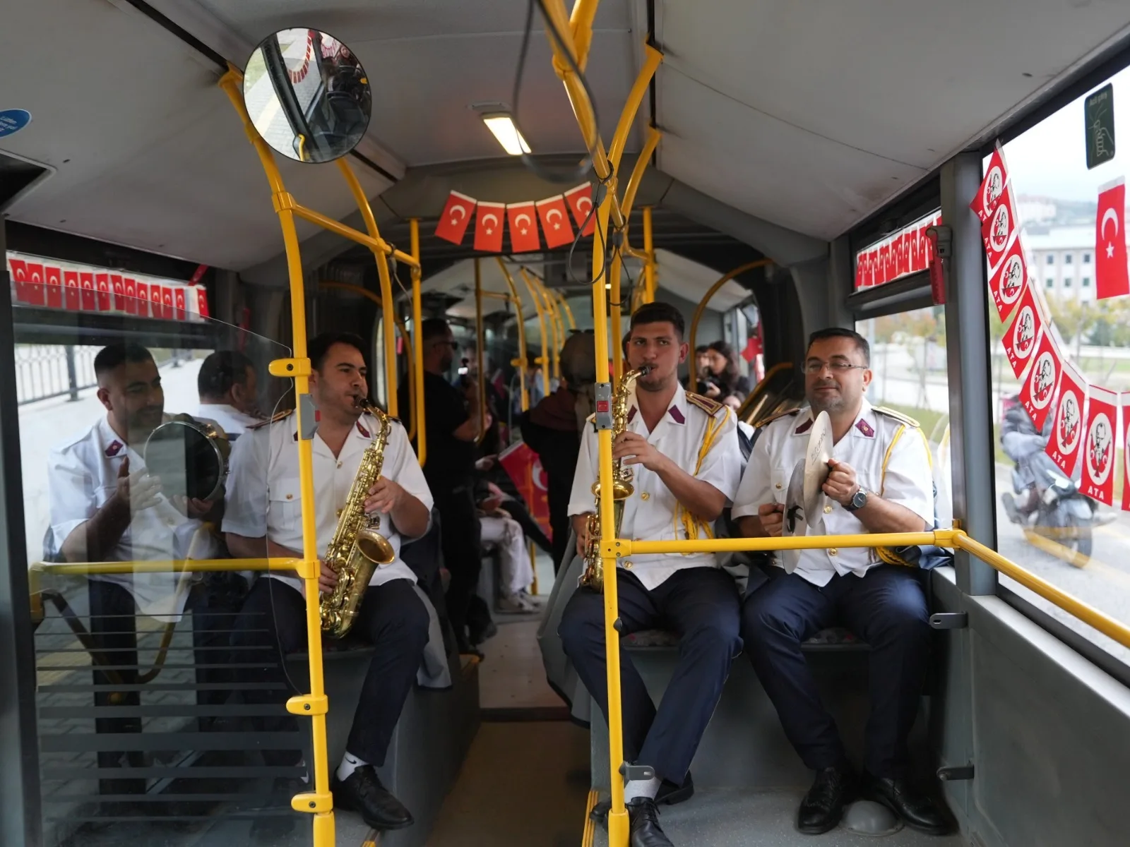 Belediye otobüsünde bando sürprizi
