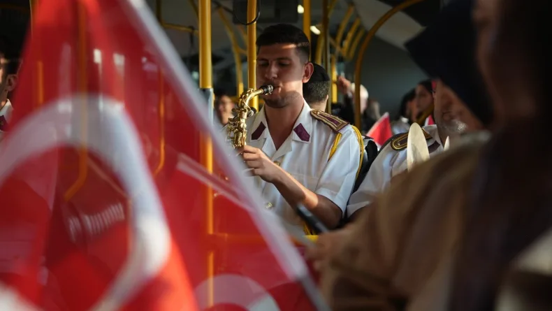 Belediye otobüsünde bando sürprizi