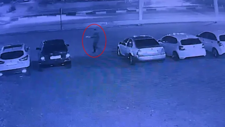 Benzin dökerek 6 otomobili ateşe verdi