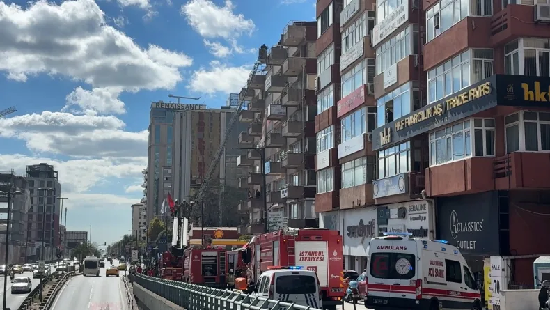 Beşiktaş’ta iş yerinde yangın: Üst katlarda mahsur kalanları itfaiye kurtardı