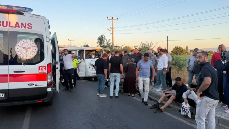 Beton mikseri karşı yola geçip iki minibüsle çarpıştı; 1 ölü, 8 yaralı
