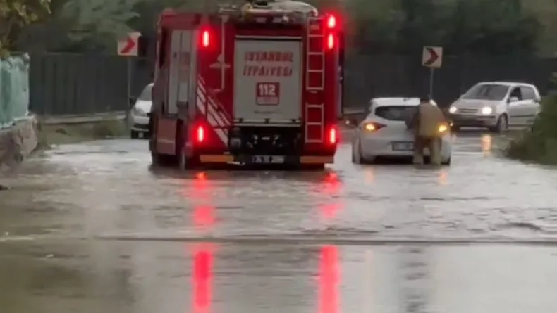 Beykoz'da göle dönen yolda mahsur kalan otomobili itfaiye eri iterek kurtardı