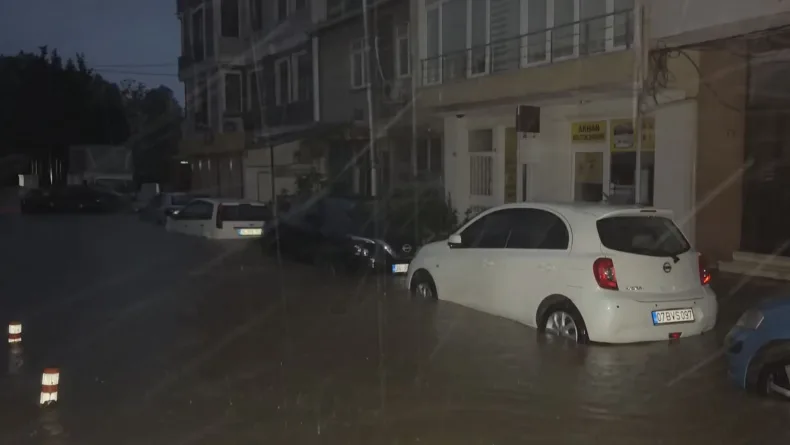 Beykoz’da sağanak hayatı olumsuz etkiledi; araçlar suya gömüldü, evleri su bastı