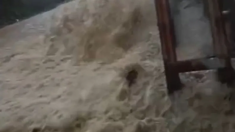 Beykoz’da sağanak sonrası caddeyi su bastı