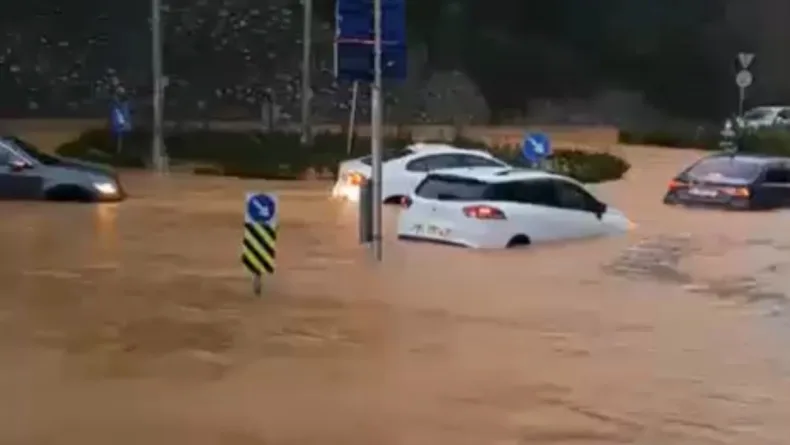 Beykoz’da sağanakla birlikte göle dönen yollarda, araçlarında mahsur kaldılar