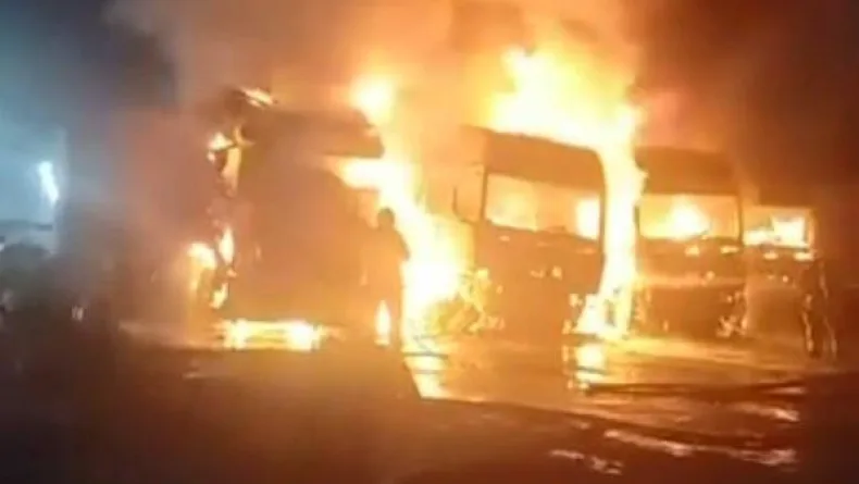 Beylikdüzü'nde 4 TIR alev alev yandı; kaçan şüpheliler aranıyor
