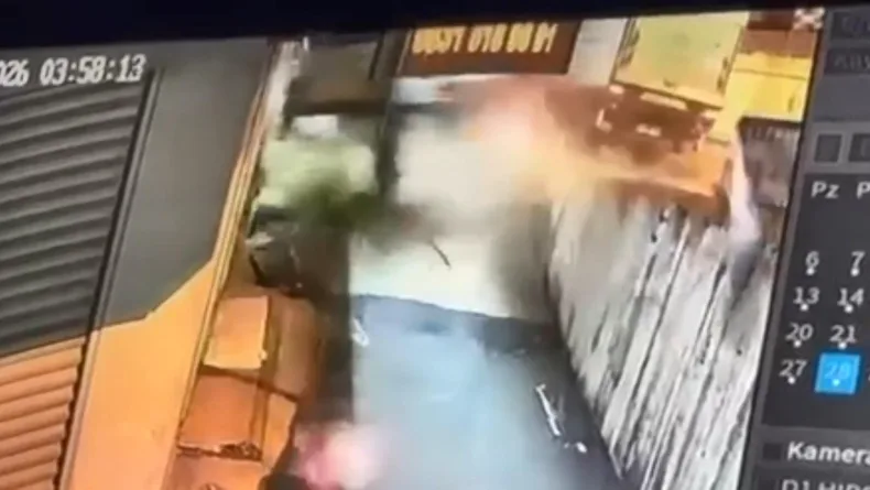 Beylikdüzü'nde otomobilin iş yeri duvarına çarptığı kaza kamerada: 1 ağır yaralı