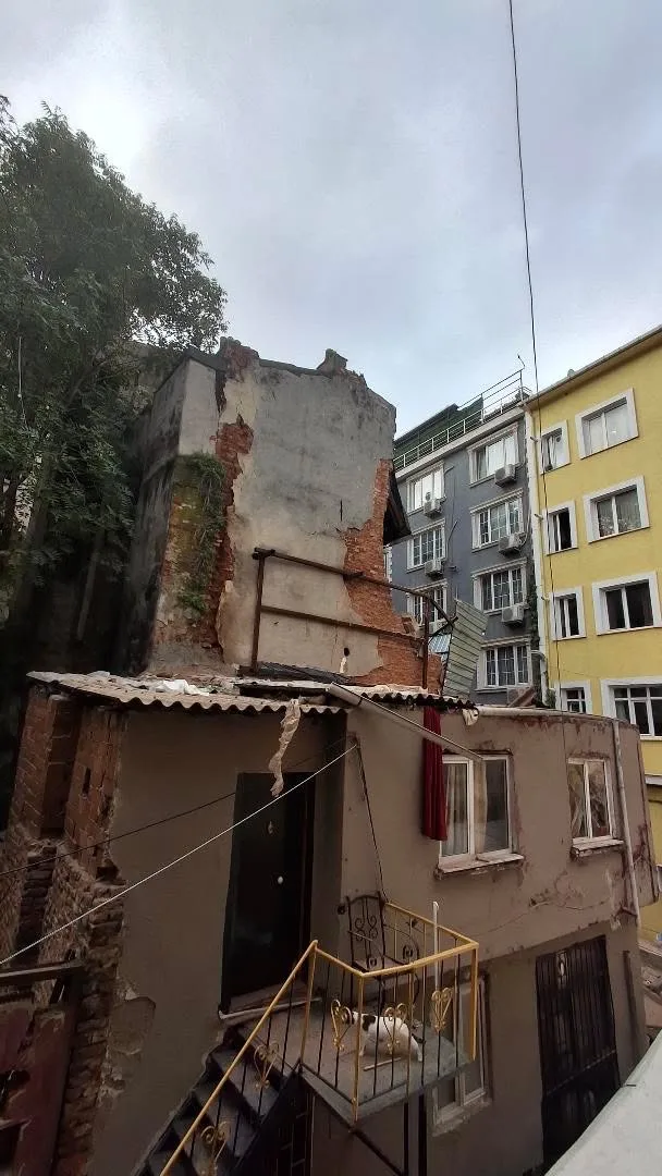 Beyoğlu’nda 5 katlı metruk binanın çökmeden önceki görüntüleri ortaya çıktı