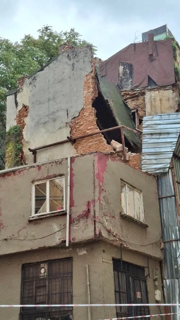 Beyoğlu’nda 5 katlı metruk binanın çökmeden önceki görüntüleri ortaya çıktı