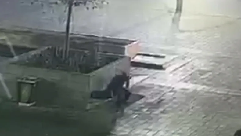 Beyoğlu’nda bankta unutulan cep telefonunu çalan şüpheli kamerada