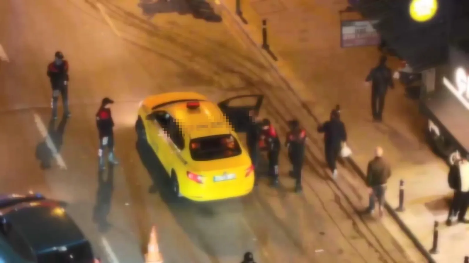 Beyoğlu’nda dron destekli denetim: Aranan 22 kişi yakalandı