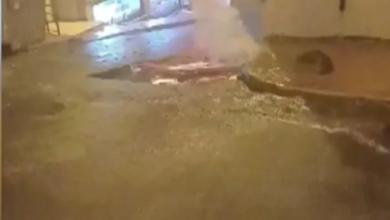 Beyoğlu'nda elektrik kabloları alev alev yandı