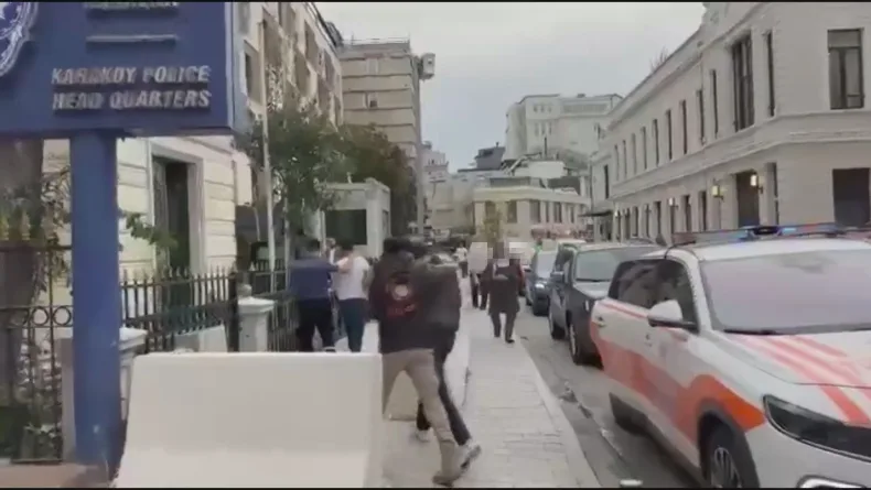Beyoğlu'nda hanutçuluk yapan 2 şüpheli yakalandı