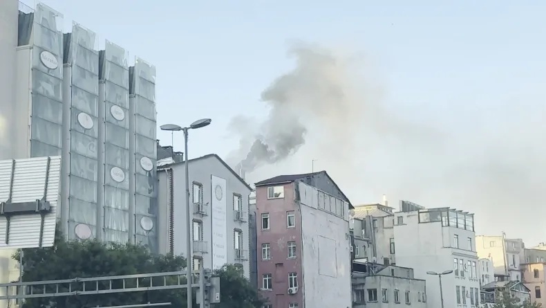 Beyoğlu’nda iş yeri yangını söndürüldü