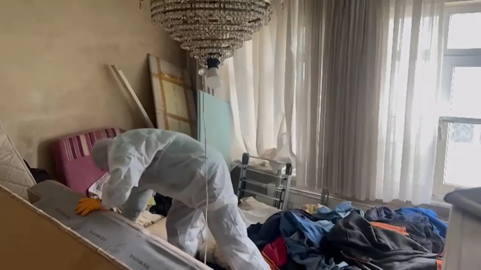 Beyoğlu’nda kötü koku gelen daireden 4 ton çöp çıkarıldı