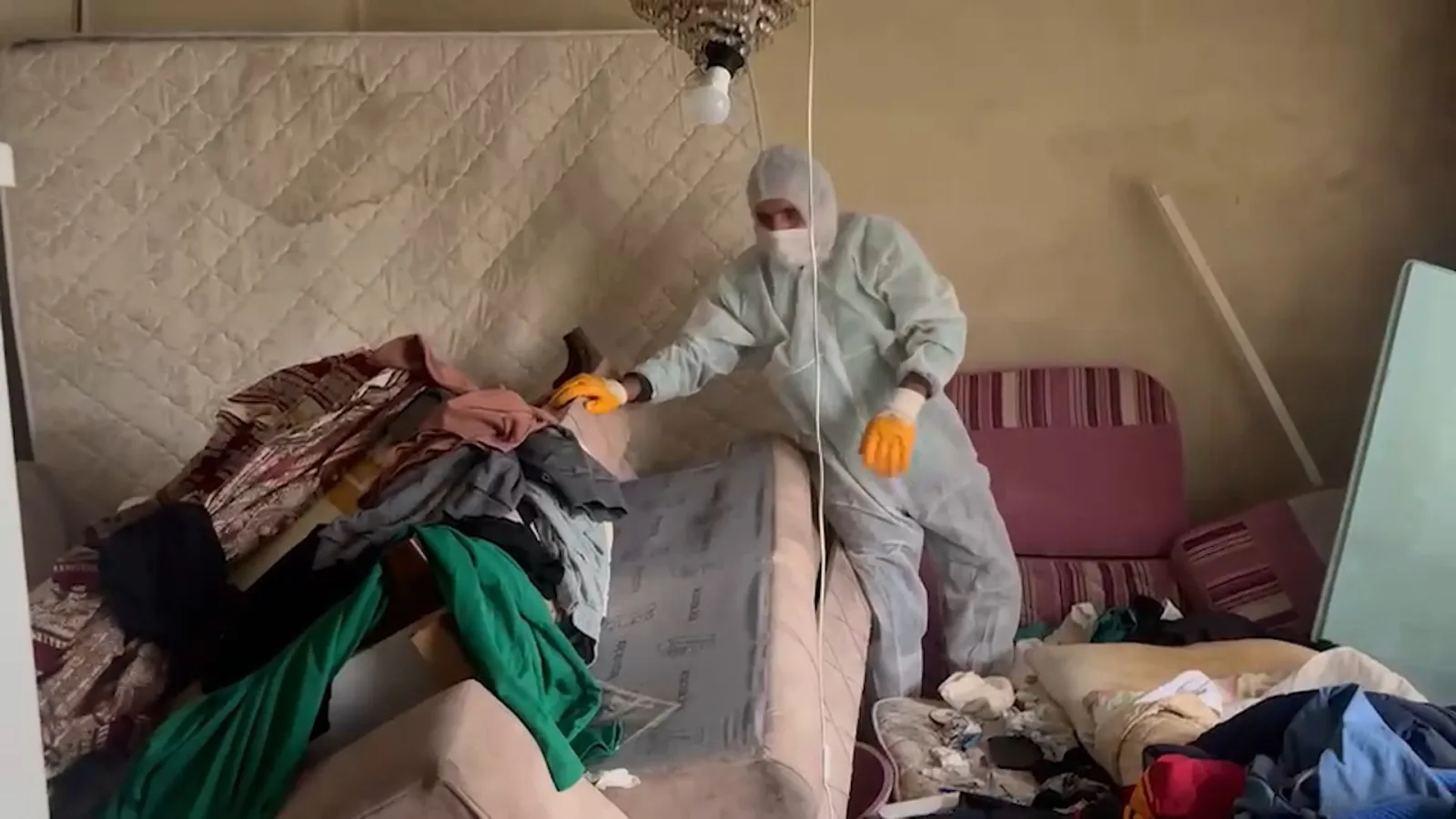 Beyoğlu’nda kötü koku gelen daireden 4 ton çöp çıkarıldı