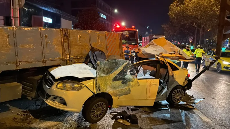 Beyoğlu'nda otomobil, taksiye çarpıp kamyonetin altına girdi: 3 yaralı