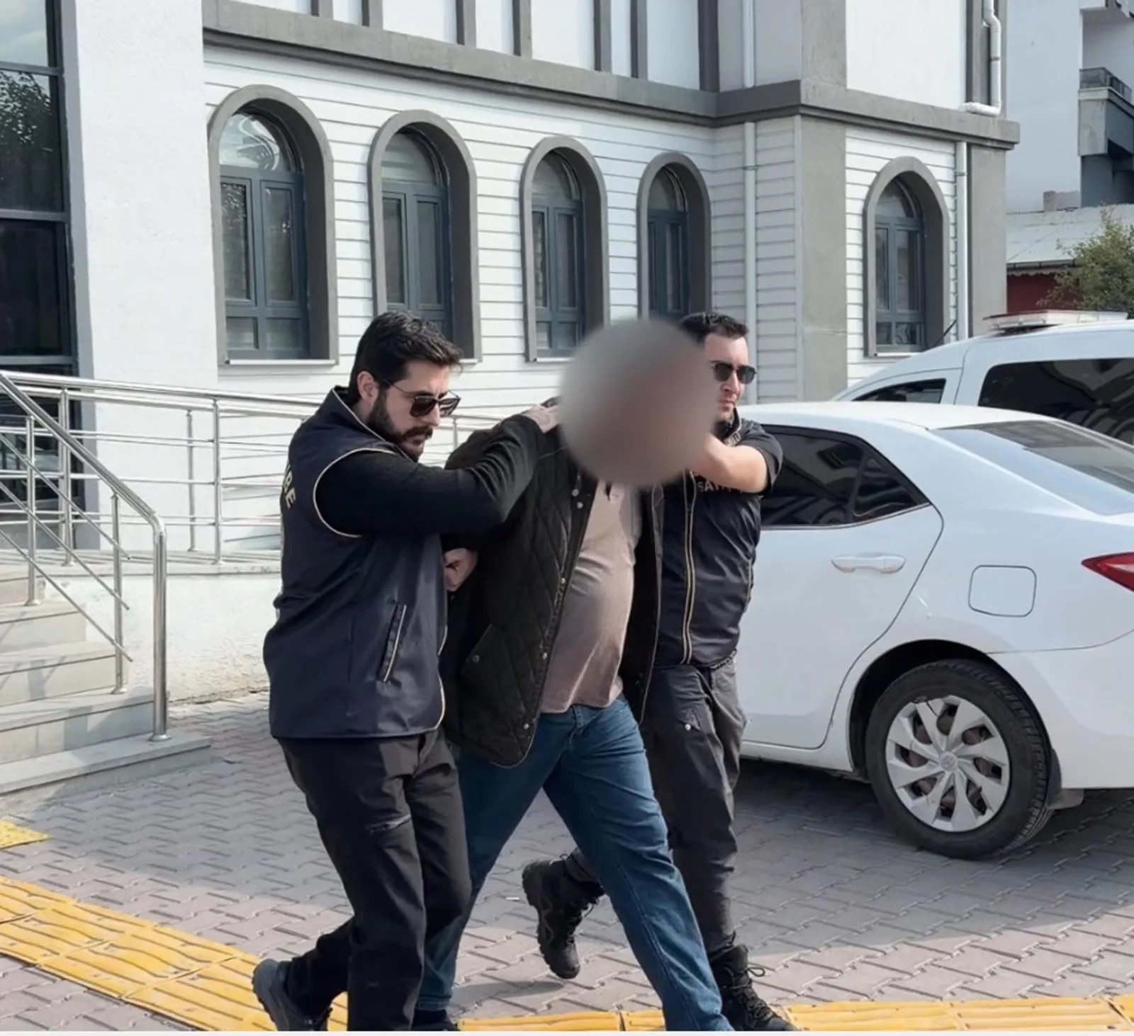 Bıçak tehdidiyle telefon gasbeden şüpheli tutuklandı