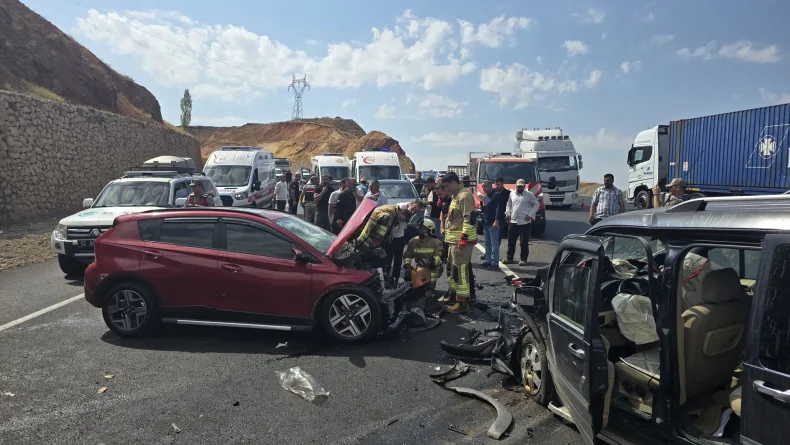 Bingöl’de hafif ticari araç ile otomobil çarpıştı: 6 yaralı