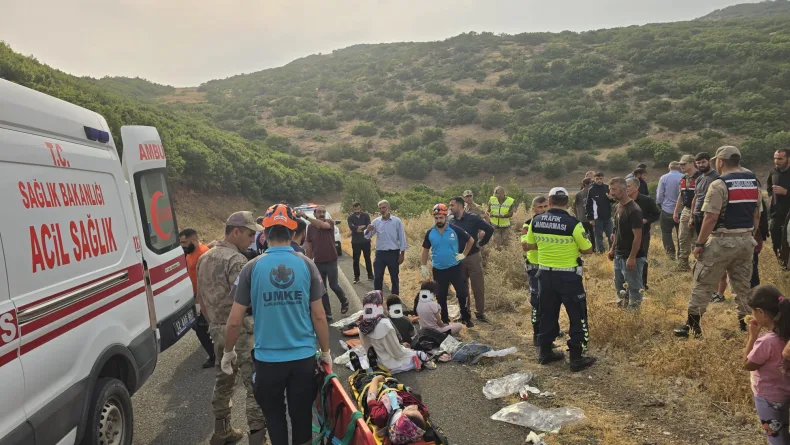 Bingöl’de minibüs şarampole devrildi: 10 yaralı