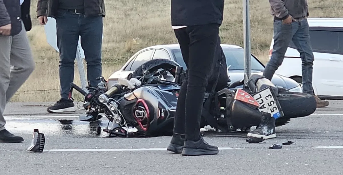Bingöl'de otomobil ile çarpışan motosikletin sürücüsü ağır yaralandı