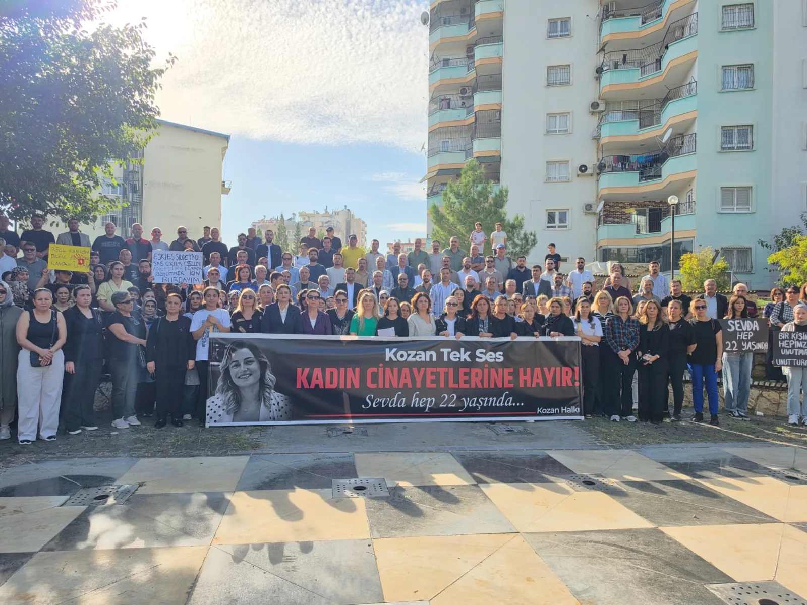 Bir araya gelip Sevda Dinler’in öldürülmesine tepki gösterdiler