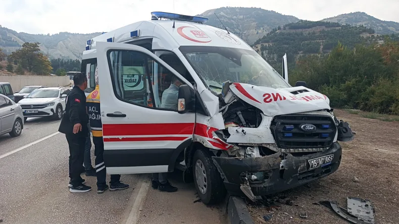 Biri ambulans 4 araç zincirleme kazaya karıştı: 6 yaralı