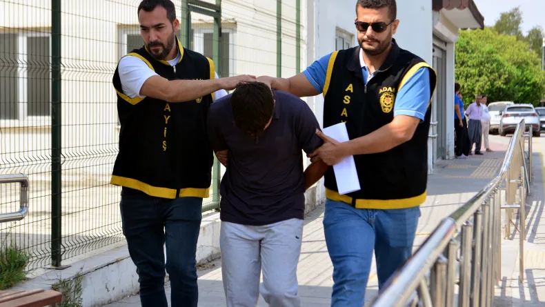 Birlikte içki içtiği çocukluk arkadaşını bıçaklayarak öldürdü