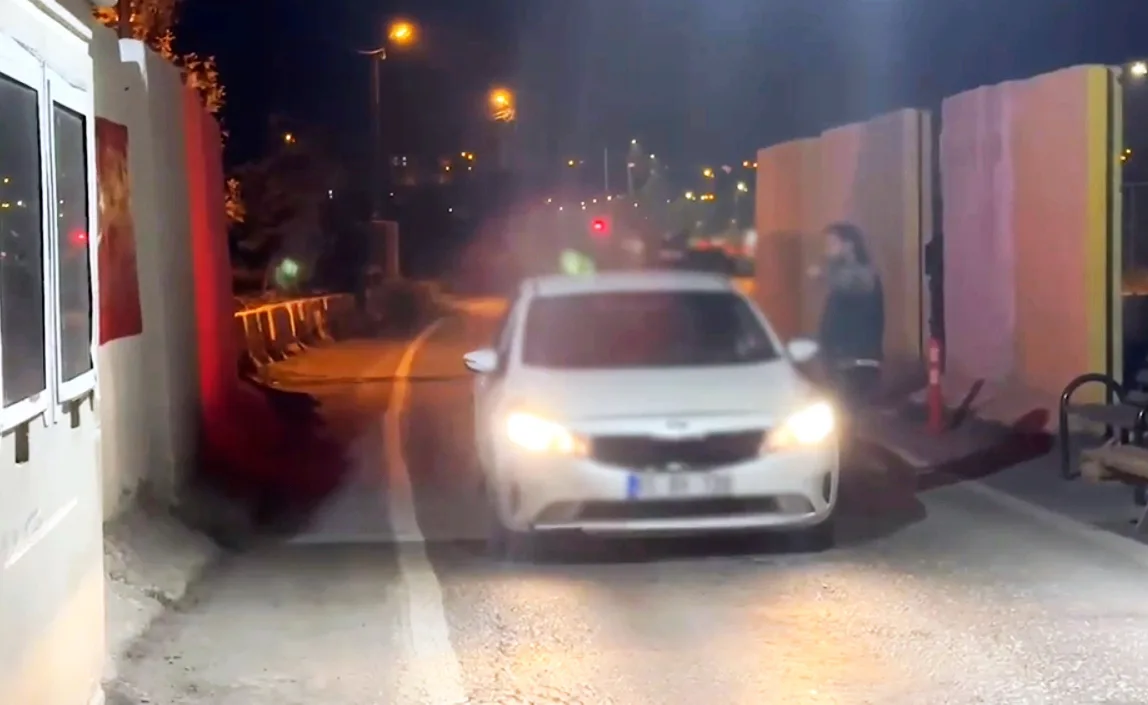 Bitlis'te aracın gizli bölmelerinde 2 kilo 914 gram metamfetamin ele geçti: 2 tutuklama