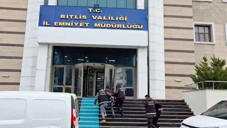 Bitlis'te aracın gizli bölmelerinde 2 kilo 914 gram metamfetamin ele geçti: 2 tutuklama