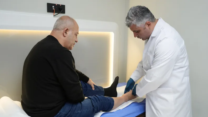 Böbrekleri koruyarak bacak damarlarındaki tıkanıklığı açtılar