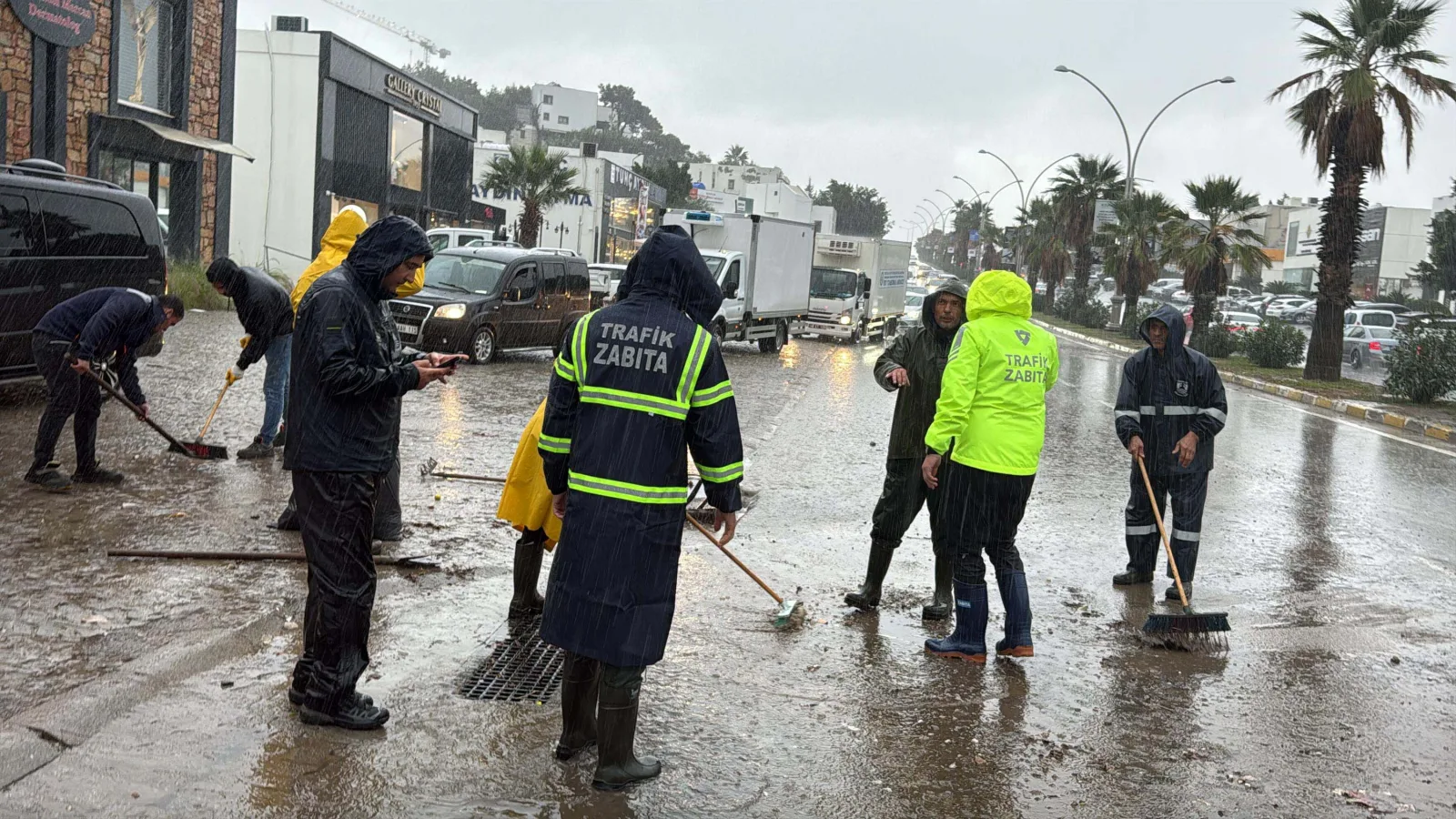 Bodrum'da sağanak; cadde ve sokaklar göle döndü, araçlar yolda kaldı (2)