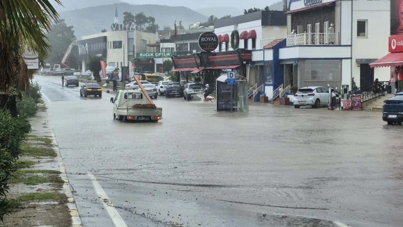 Bodrum'da sağanak; cadde ve sokaklar göle döndü, araçlar yolda kaldı (2)
