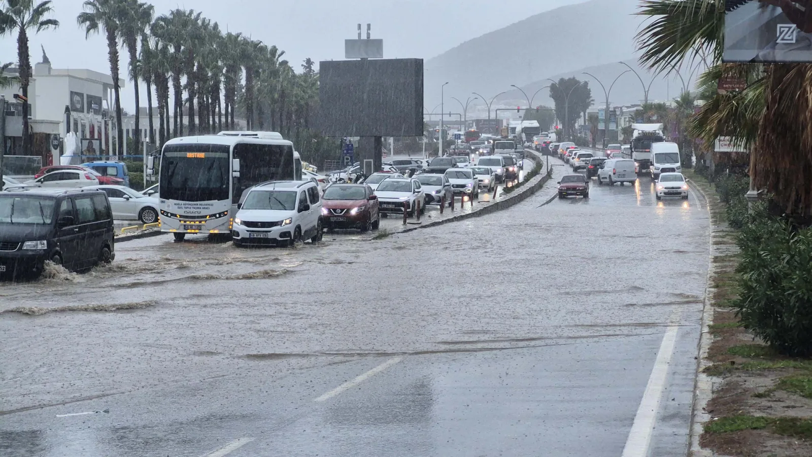 Bodrum'da sağanak; cadde ve sokaklar göle döndü, araçlar yolda kaldı (2)