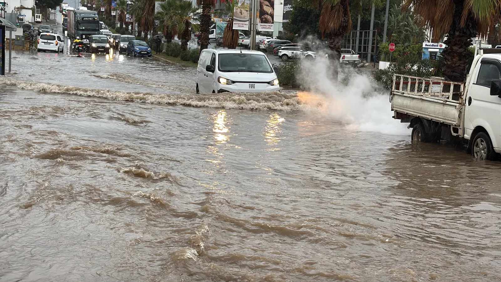 Bodrum’da sağanak; cadde ve sokaklar göle döndü, araçlar yolda kaldı